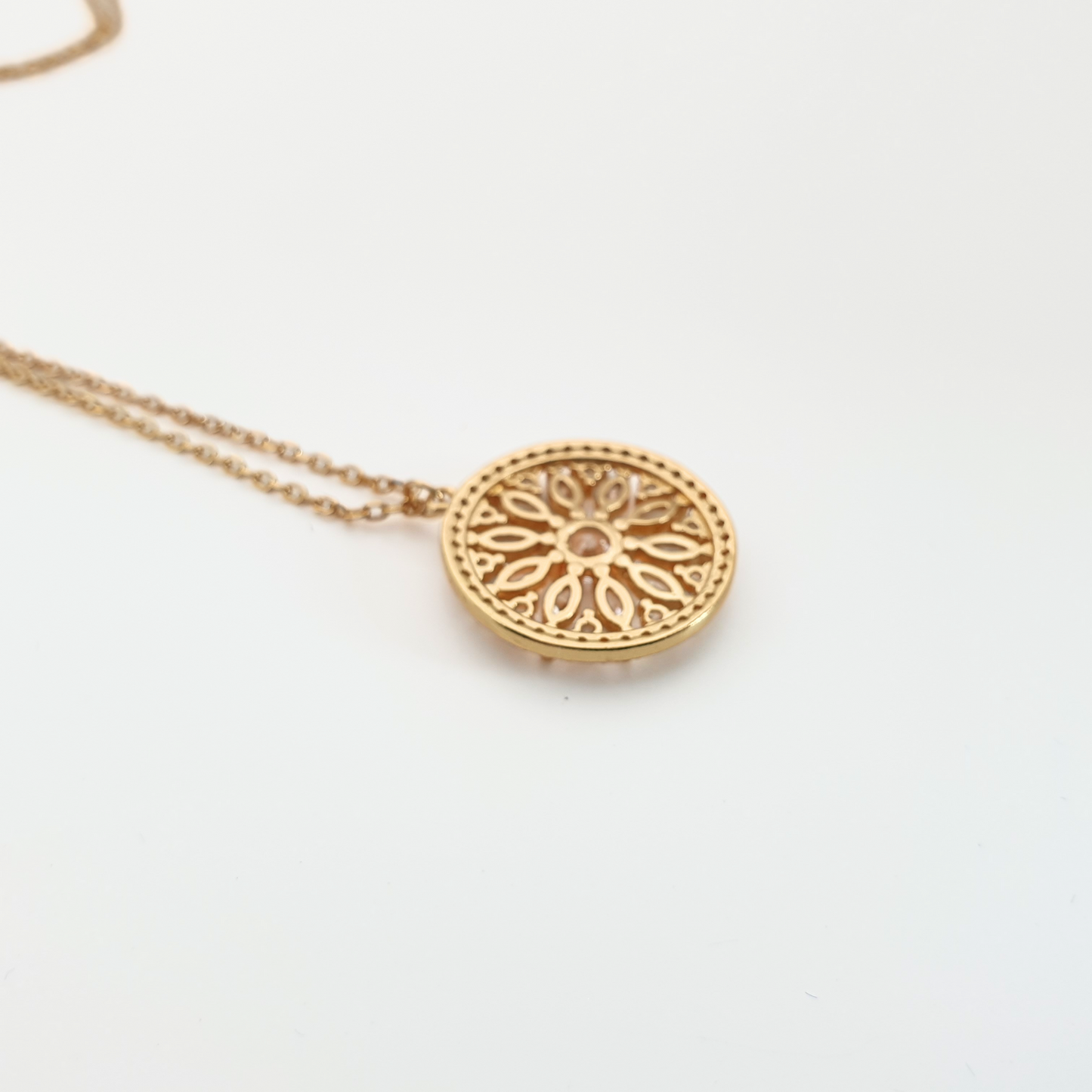 Sparkling Round Flower Jewel Pendant Necklace